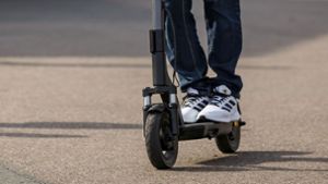 Junge auf E-Scooter bringt Rennradfahrer zum Sturz