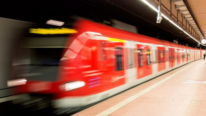 S-Bahn Stuttgart: Kontrolleure attackiert – Polizei fahndet mit Fotos nach den Tätern