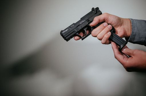 Mann mit Schreckschusswaffe lebensgefährlich verletzt - Stuttgarter Nachrichten