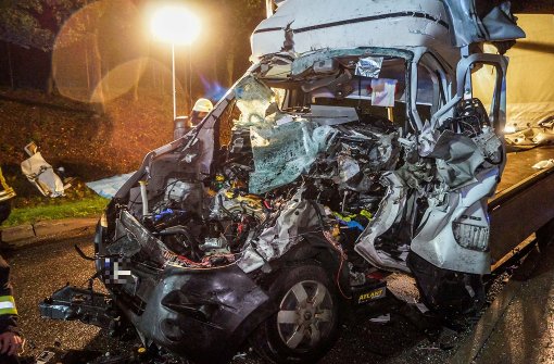 Unfall auf A81 im Kreis Ludwigsburg: Transporter kracht ungebremst auf Parkplatz - Stuttgarter Nachrichten