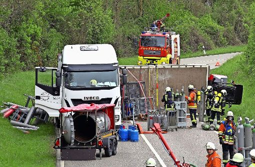 LKW mit Gasflaschen kippt in Remseck am Neckar um: „Eine rollende Bombe ... - Stuttgarter Nachrichten