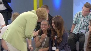 Die Begegnung Merkels mit dem Flüchtlingsmädchen Reem hat für viel Aufsehen gesorgt. Foto: NDR
