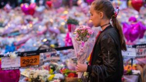 Ein Mädchen legt in Manchester Blumen für die Opfer des Anschlags nieder. Foto: London News Pictures via ZUMA