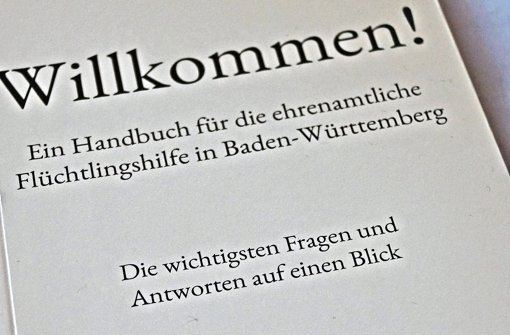 Mit diesem Handbuch des Staatsministeriums Baden-Württemberg wollen sich die Ehrenamtlichen schlau machen. Foto: Fritzsche