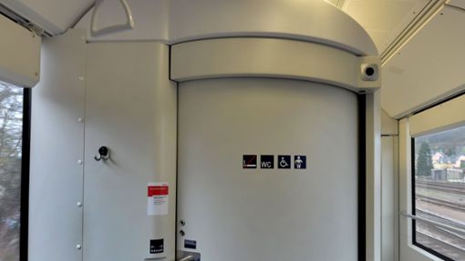 Ein 56-Jähriger urinierte am Sonntag in einem Zug nach Biberach gegen eine verschlossene Toilettentür. (Symbolbild) Foto: dpa/Haralt Tittel