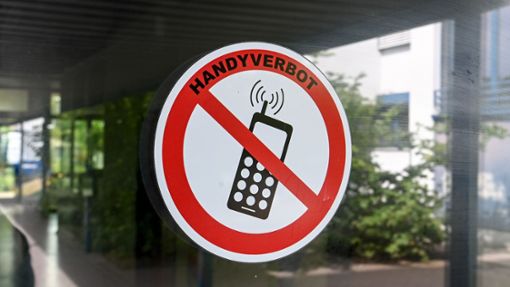 Nach einer aktuellen Befragung sprechen sich 66 Prozent der Menschen in Deutschland dafür aus, dass Handys an Schulen definitiv oder eher verboten werden sollten. Foto: Jens Kalaene/dpa