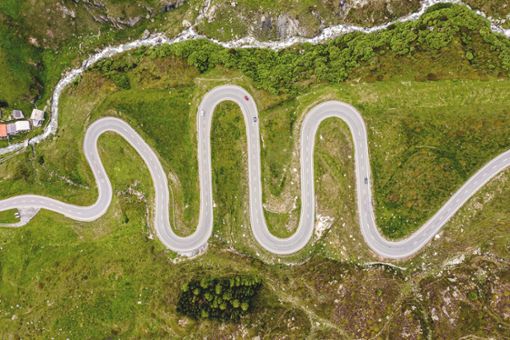 Schlangenlinien: Der Julierpass ist ein Alpenpass im Kanton Graubünden in der Schweiz. Er verbindet die Täler Oberhalbstein und Engadin.