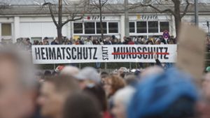 Weit mehr als 10.000 Teilnehmer demonstrierten in Stuttgart und ignorierten dabei Maskenpflicht und Abstandsgebot. Foto: Lichtgut/Julian Rettig
