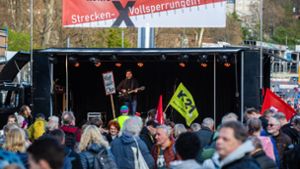 Demo in Stuttgart: Die Streckensperrung ist vielen Pendlerinnen und Pendlern ein Dorn im Auge. Foto: Lichtgut/Christoph Schmidt