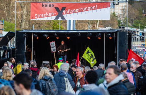Demo in Stuttgart: Die Streckensperrung ist vielen Pendlerinnen und Pendlern ein Dorn im Auge. Foto: Lichtgut/Christoph Schmidt