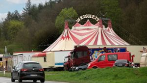 Der Circus Weisheit ist immer noch im Körschtal – wo er laut Landratsamt nicht sein darf. Foto: Ines /udel