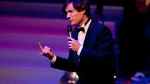 Eric Gauthier in der Rolle des singenden, tanzenden, moderierenden Entertainers bei der Nacht der Lieder Foto: Moritz