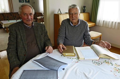 Die Geschichte Denkendorfs ist eine gemeinsame Leidenschaft von Reinhard Mauz (links) und Hermann Druffner Foto: /Ulrike Rapp-Hirrlinger