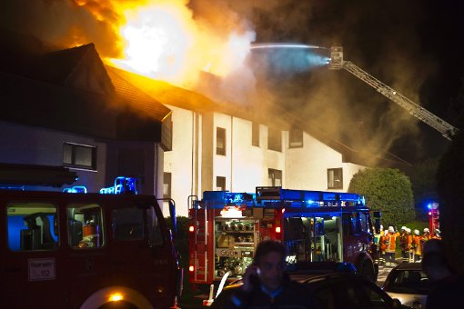 Rund eine Stunde dauerte es, bis die Feuerwehr den brennenden Dachstuhl in Backnang gelöscht hatte. Foto: www.7aktuell.de | Karsten Schmalz