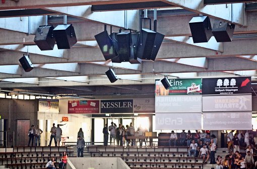 In der EWS-Arena gibt es zwar viele Lautsprecher, doch die Akustik lässt trotzdem  zu wünschen übrig. Foto: Horst Rudel
