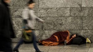 Vor Regen, Wind und Kälte geschützt: Viele Obdachlose suchen in der Klett-Passage Schutz Foto: Lichtgut/Max Kovalenko