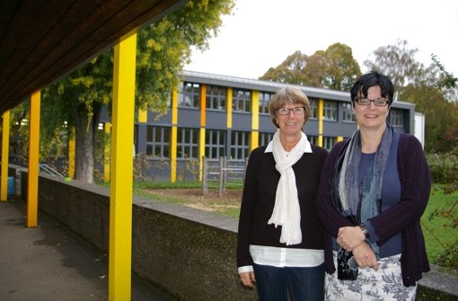 Das Schulhaus der Schönbuchschule ist modern. Das Konzept soll es auch sein, sagen  Christina Seeger (re.) und Regina Trick. Foto: Kratz