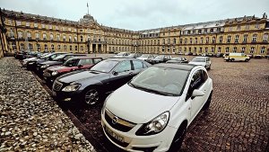 Rund 40 Autos parken im Parkverbot vor dem Neuen Schloss. Foto: Leif Piechowski