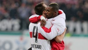 Erleichterung: Die VfB-Profis Sunjic (li.) und Dié nach dem Sieg gegen Eintracht Braunschweig Foto: Baumann