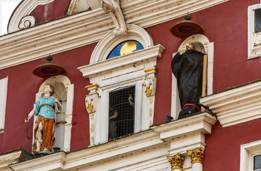 Die Temperantia-Figur, die zur astronomischen Uhr am Alten Rathaus in Esslingen gehört, ist beschädigt und muss gesichert werden. Foto: Roberto Bulgrin