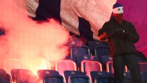 Der deutsche Staat darf aktenkundigen Fußball-Hooligans die Ausreise zu Spielen im Ausland verweigern (Symbolbild). Foto: dpa/Axel Heimken