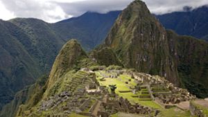 Reise in die Vergangenheit: Die um das Jahr 1450 errichtete Inka-Stadt Machu Picchu in den peruanischen Anden gilt als eines der größten Weltwunder der Architektur. Die aus massiven Steinblöcken errichteten Mauern und Gebäude fügen sich ideal in die Landschaft  des 2430 Meter hohen Berggipfels ein. Foto: Imago/imagebroker/G. Lacz