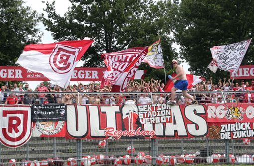 Die Ultras von Jahn Regensburg (hier bei einem Spiel beim SSV Reutlingen) pflegen eine Fan-Freundschaft mit den Anhängern der Stuttgarter Kickers. Foto: Baumann