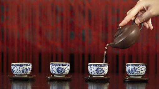Für den japanischen Kunstwissenschaftler Kakuzo Okakura (1862–1913) beginnt die Kulturgeschichte erst mit der Entdeckung des Tees: „Die Menschheit hat sich in der Teeschale gefunden.“ Foto: Imago/Blue Jean Images