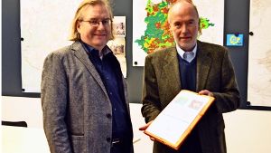 Peter Berg (r.) übergibt Bürgermeister Peter Pätzold die Unterschriftenlisten. Foto: Martin Braun