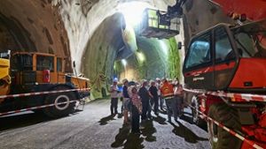 Fasziniert verfolgen die Gäste der Führung den technischen und logistischen Aufwand der Arbeiten am Feuerbacher Tunnel Foto: Heiss/Lichtgut