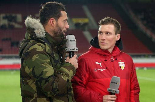 Immer noch nah am Geschehen: Ex-Nationalstürmer Kevin Kuranyi (li.) im Gespräch mit VfB-Trainer Hannes Wolf. Foto: Baumann