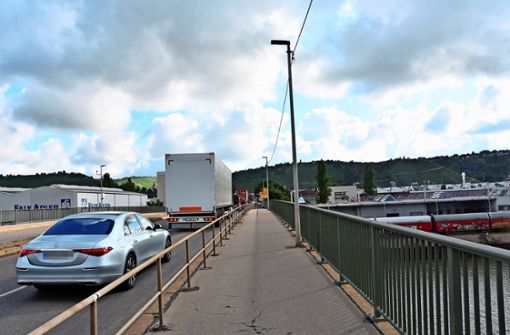 Eine Leichtbaubrücke, die  neben den Otto-Hirsch-Brücken verläuft, würde Fußgängern die Neckarüberquerung erleichtern und die Aufenthaltsqualität steigern. Foto: Mathias Kuhn