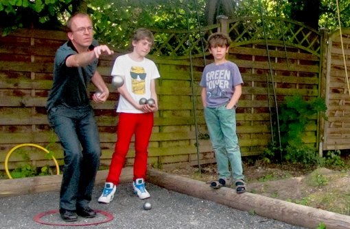 Der zwölfjährige Maxim Bosch (Mitte) ist beim Boule eher ein Schießer als ein Leger. Regelmäßig schießt er die Kugeln des Vaters Josef raus. Foto: Julia Barnerßoi