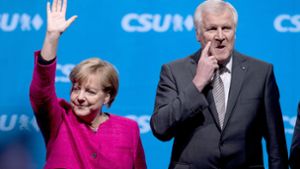 So richtig glücklich sehen Angela Merkel und Horst Seehofer nicht miteinander aus auf diesem Bild. Beide wollen jedoch „konstruktiv“ in die gemeinsamen Gespräche gehen. Foto: dpa