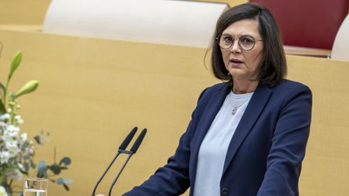 Bayerns Landtagspräsidentin Ilse Aigner will Gehälter für verfassungsfeindliche Mitarbeiter prüfen. Foto: dpa/Peter Kneffel