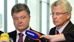 Dem CDU-Politiker Karl-Georg Wellmann (rechts, mit dem ukrainischen Präsidenten Poroschenko) wurde die Einreise nach Russland verweigert. Foto: dpa