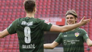Borna Sosa (rechts) vom VfB Stuttgart reist nicht zur kroatischen U21-Auswahl. Foto: Pressefoto Baumann/Hansjürgen Britsch