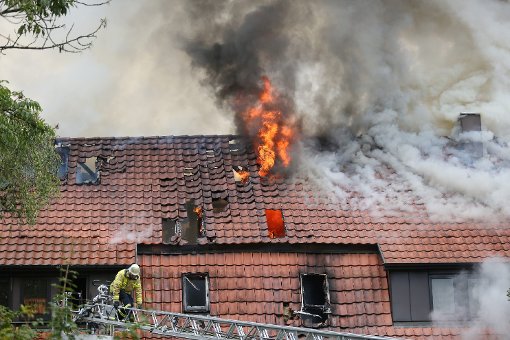 Der Landgasthof Mühlstein in Frickenhausen ist Opfer der Flammen geworden. Der Dachstuhl des Gebäudes brennt am Samstagmorgen lichterloh. Foto: www.7aktuell.de | 7aktuell