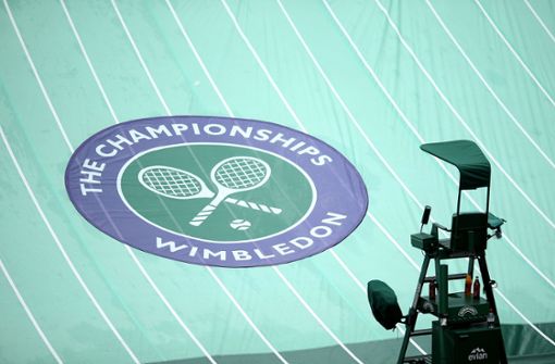 In diesem Jahr bleiben die Rasenplätze, die Schiedsrichterstühle und die Zuschauertribünen in Wimbledon leer – das Turnier findet erstmals seit 1945 nicht statt. Foto: dpa/Steven Paston