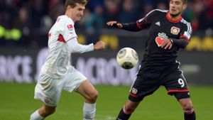 Der VfB um Daniel Schwaab (li.) hat gegen Bayer (Derdiyok) das Nachsehen. Foto: dpa