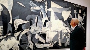 Ministerpräsident Kretschmann vor Picassos Antikriegsbild Guernica Foto: Rieger
