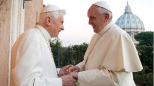 Papst Franziskus (re.) wird von seinem Vorgänger, dem emeritierten Papst Benedikt XVI., am 23. Dezember 2013 im Kloster „Mater Ecclesiae“ in der Vatikanstadt begrüßt. Foto: L’osservatore Romano/Ansa/dpa