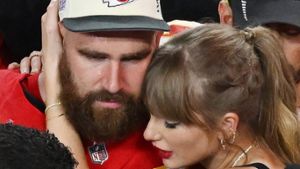 Taylor Swift herzte ihren Chiefs-Helden und Freund Travis Kelce nach dem Gewinn des Super Bowl. Foto: IMAGO/UPI Photo