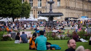 Im Sommer 2017 ließen es sich die Menschen auf dem Schlossplatz in Stuttgart oft gut gehen. Foto: dpa