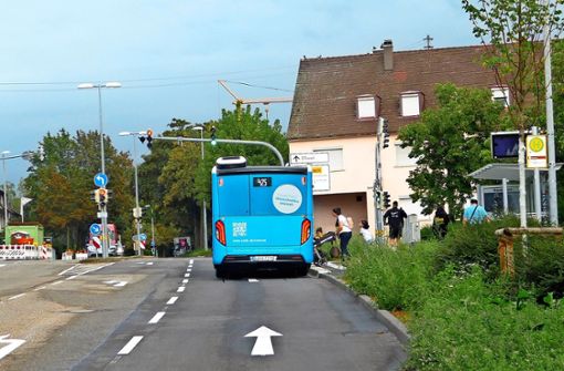Wenn der Bus die einzige Richtungsspur belegt, müssen Autofahrer warten. Foto: Armbruster