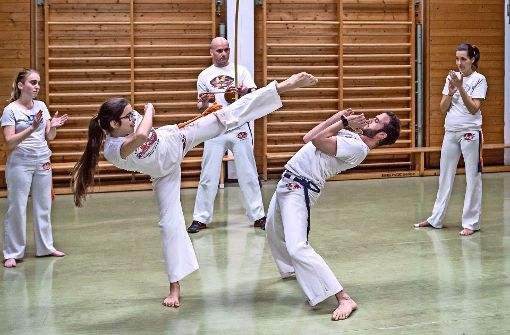 Lange Haare, großes Engagement: Emily Schumacher hat vor acht Jahren ihre Leidenschaft für Capoeira entdeckt – und ist die jüngste in ihrem Team. Foto: factum/Weise