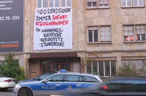 Der Wohnungsleerstand ärgert viele – im August weisen Demonstranten mit einem Transparent an einem Gebäude in der Haußmannstraße  unmissverständlich darauf hin. Foto: Marc Schieferecke