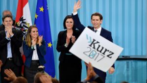 Sebastian Kurz lässt sich von seinen Anhängern feiern. Der Außenminister von der ÖVP hat die Wahl deutlich gewonnen. Foto: APA