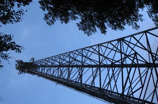 Dieser Mast steht in Tübingen. Was die Höhe angeht, dürfte die Funkantenne für Plieningen etwa gleich sein: 20 Meter. Der Transport des Masts ist nicht ohne. Foto: Sägesser