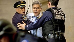 Der TV-Geldguru Lee Gates (George Clooney) hat neuerdings Feinde und braucht die Polizei. Foto:Sony Pictures Foto:  